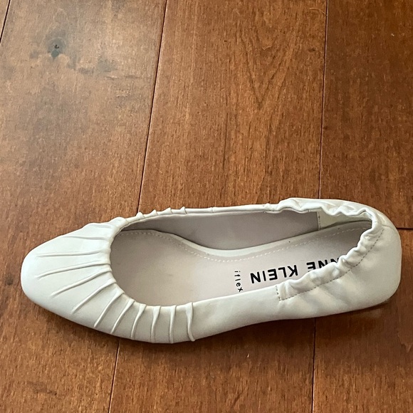 Anne Klein size 6 flats - Picture 4 of 4